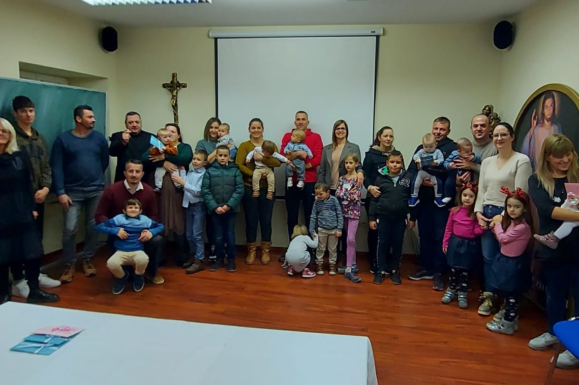 Caritas župe Vodice po šesnaesti puta darivao djecu „Obitelji 3+“ u Vodicama